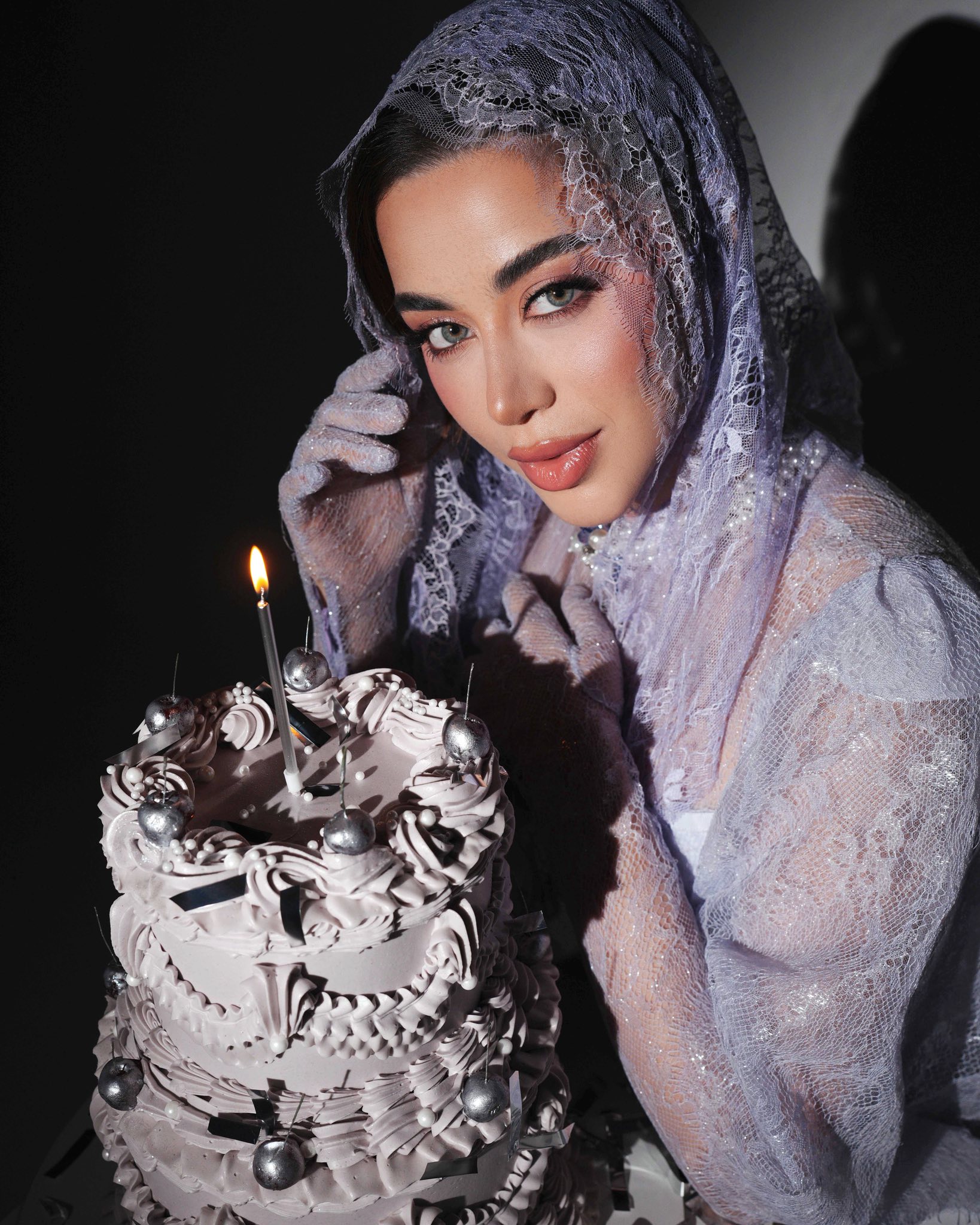 يارا السكري بمجوهرات عصرية من Raghida Youness Jewelry